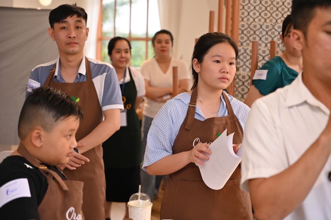 Học viên đeo tạp dề thực hành pha chế tại workshop của BECO
