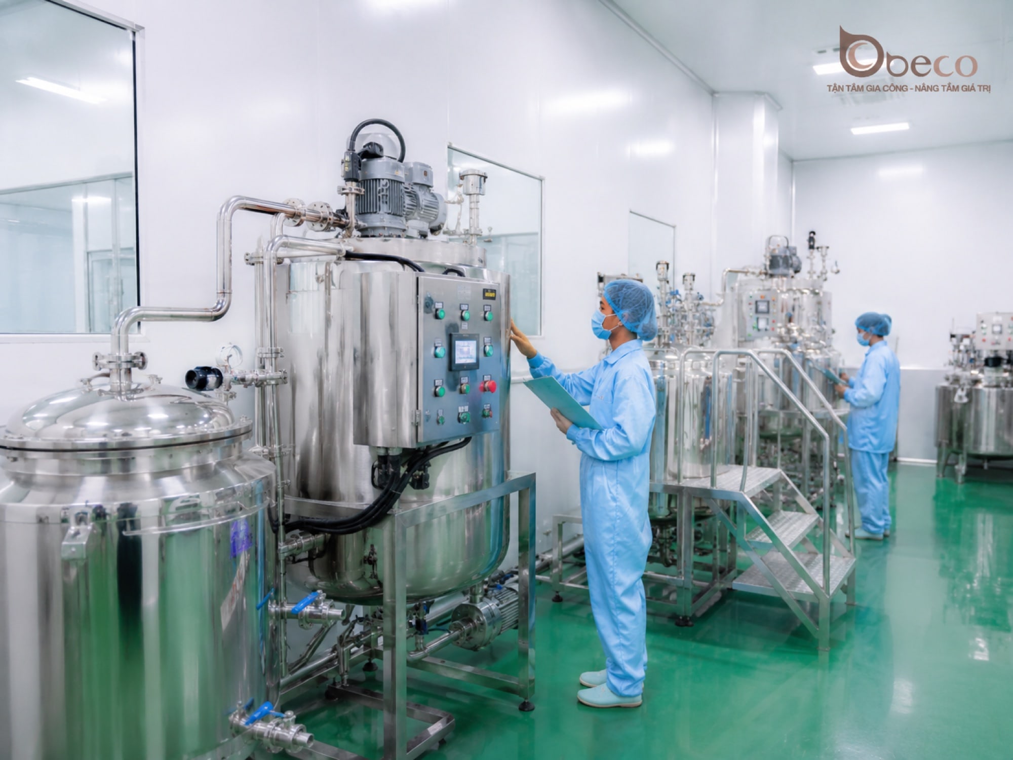 Nhân sự BECO vận hành bồn pha chế trong khu sản xuất